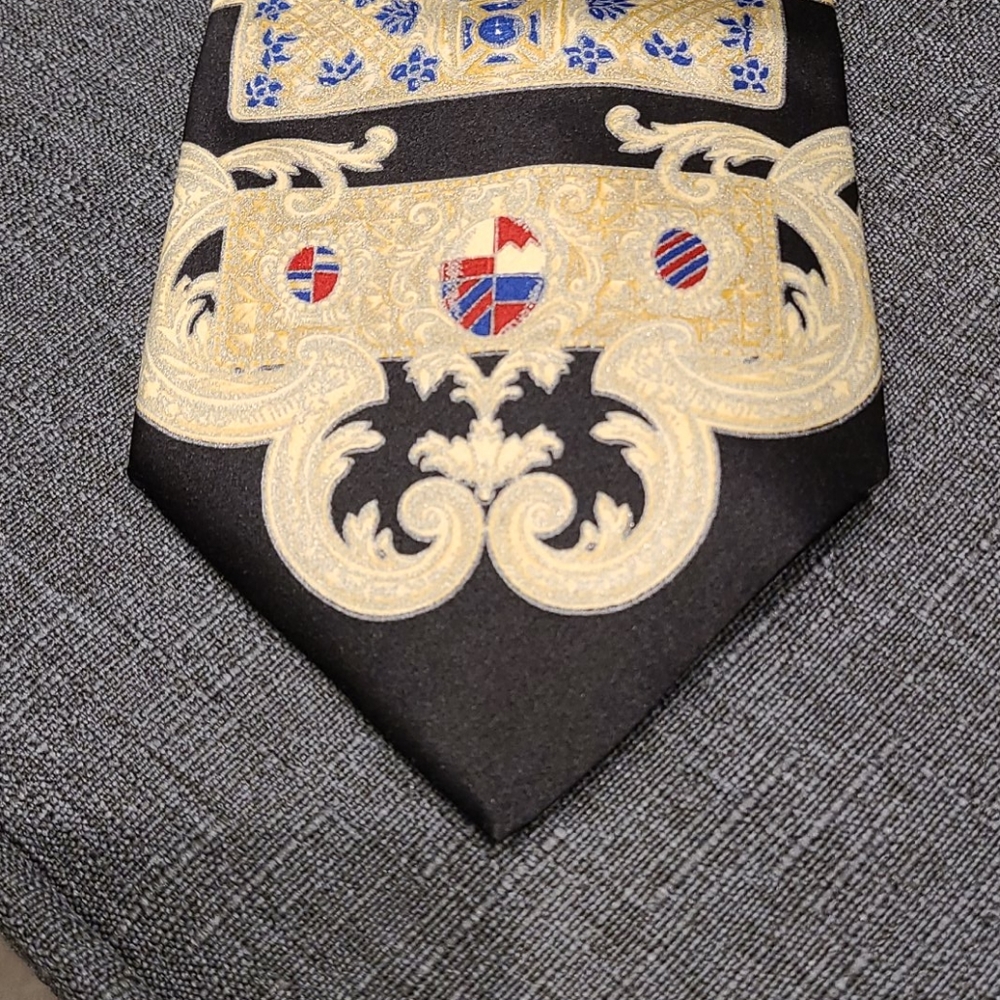 Tie by Gianfranco Ferre 100% silk with intricate logo - Picture 3 of 12